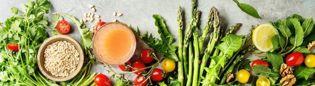 Alimentos naturais e coloridos que ajudam a manter o equilíbrio nutricional na dieta vegana na menopausa.