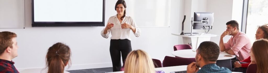 Palestra corporativa sobre menopausa no trabalho promovendo empatia e inclusão no ambiente profissional.