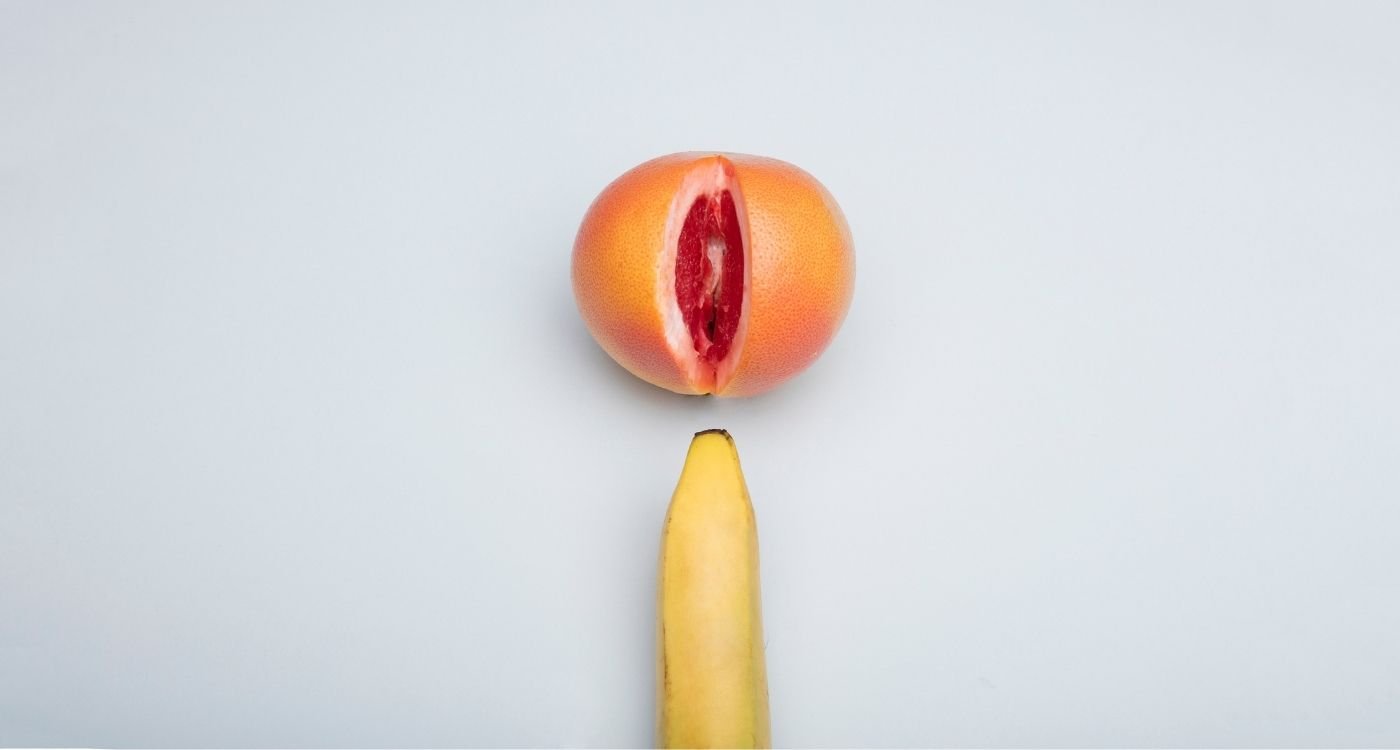 Metáfora visual divertida sobre sexualidade e prazer na menopausa, representando penetração com frutas.