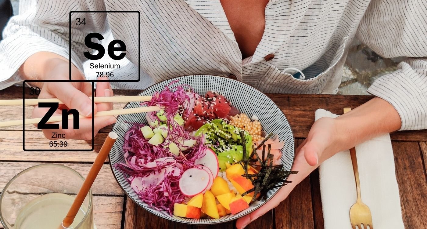 Prato colorido com alimentos ricos em zinco e selênio na menopausa, mostrando nutrientes essenciais para a saúde da mulher.