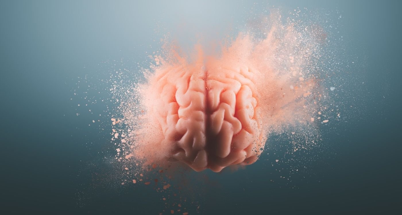 Conceito de impactos relacionados a menopausa e o cérebro: ilustração de cérebro em transição com partículas simbólicas, sobre fundo suave.