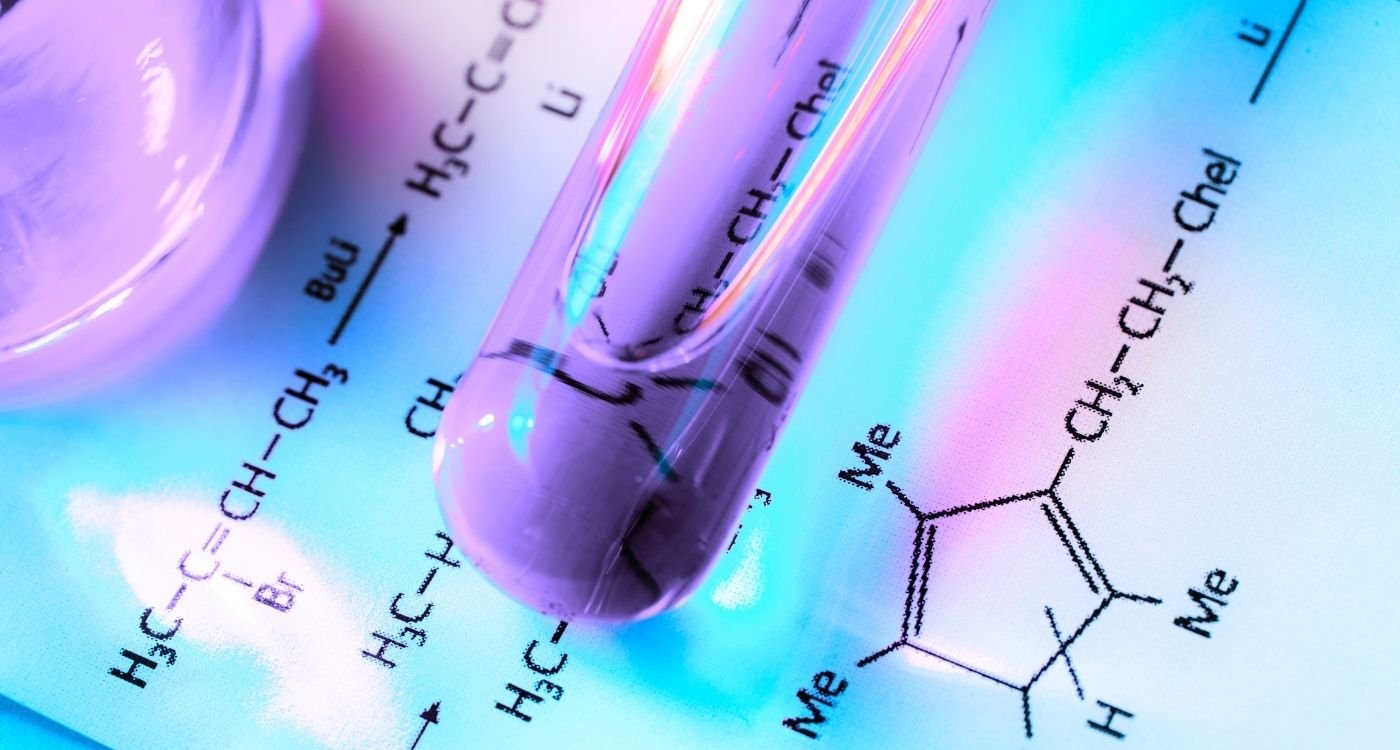 Novo tratamento para menopausa: imagem conceitual de pesquisa farmacêutica com tubo de ensaio e fórmula química.