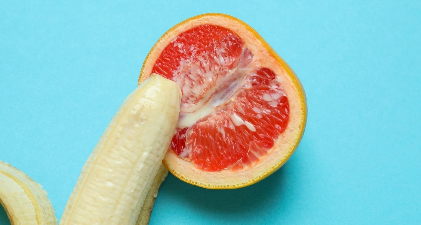 Composição simbólica de uma toranja e uma banana representando o sexo dolorido na menopausa