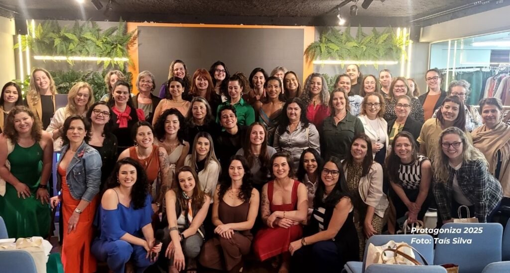 Protagoniza 2025: grupo de mulheres 40+ reunidas após as palestras em Curitiba
