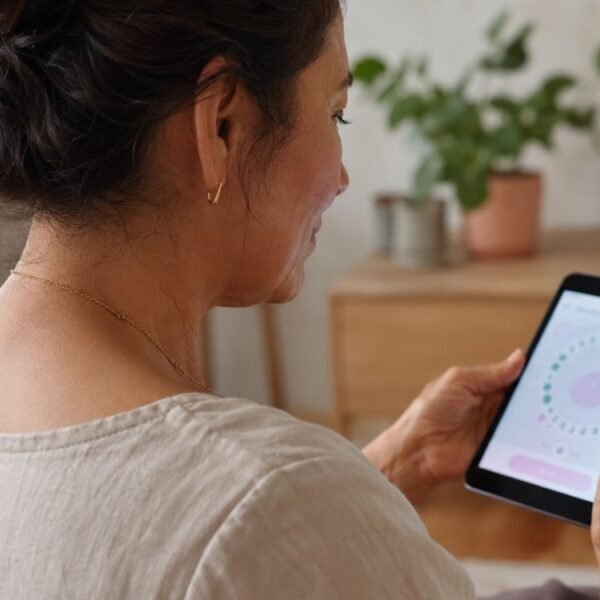 mulher monitorando seu ciclo menstrual através de aplicativo para avaliar se tem ciclos loop