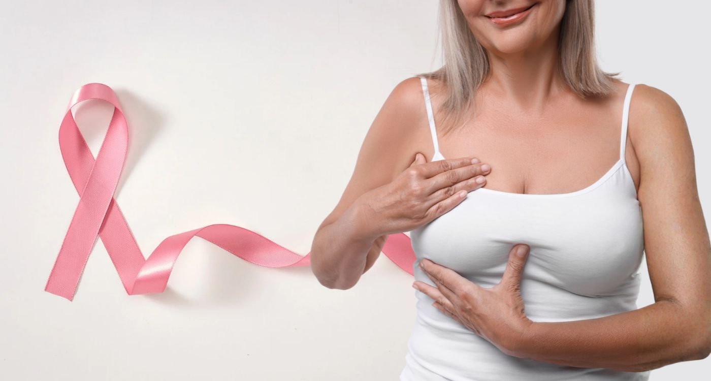 Mulher 50+ observa o próprio corpo com atenção e serenidade, reforçando o cuidado com a saúde das mamas na menopausa.